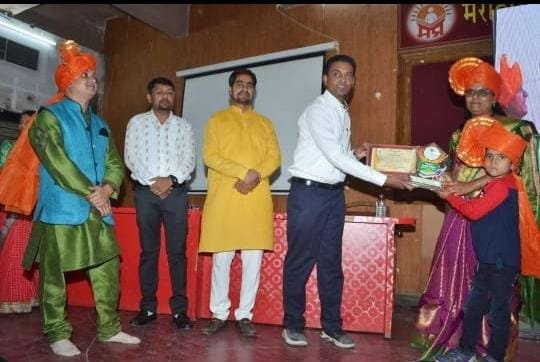 श्रीरंग आरोटे यांच्या वतीने पुरस्कार स्विकारताना पत्नी मेघा आरोेटे (गलांडे)