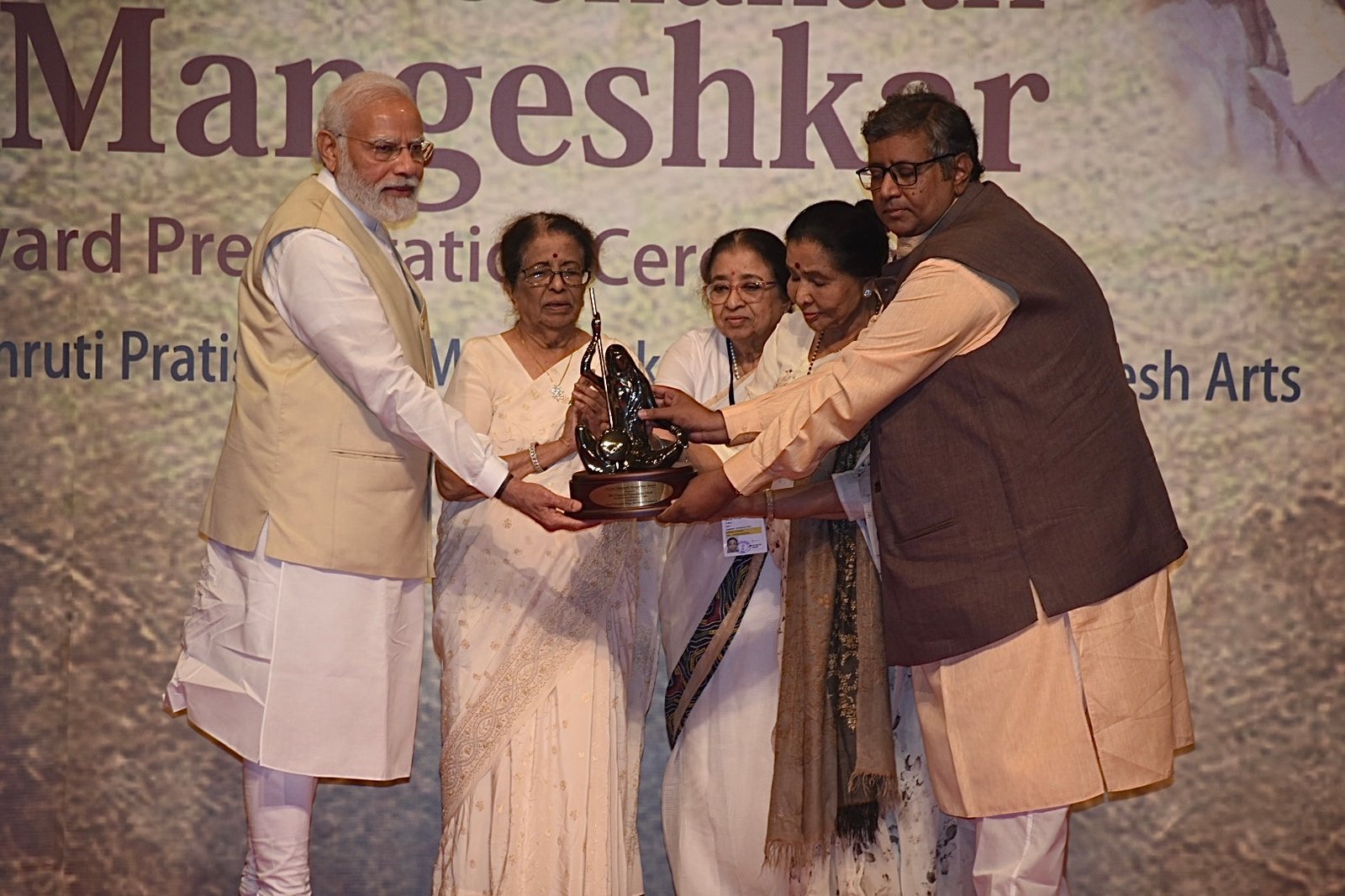 प्रधानमंत्री नरेंद्र मोदी सन्मानित 1